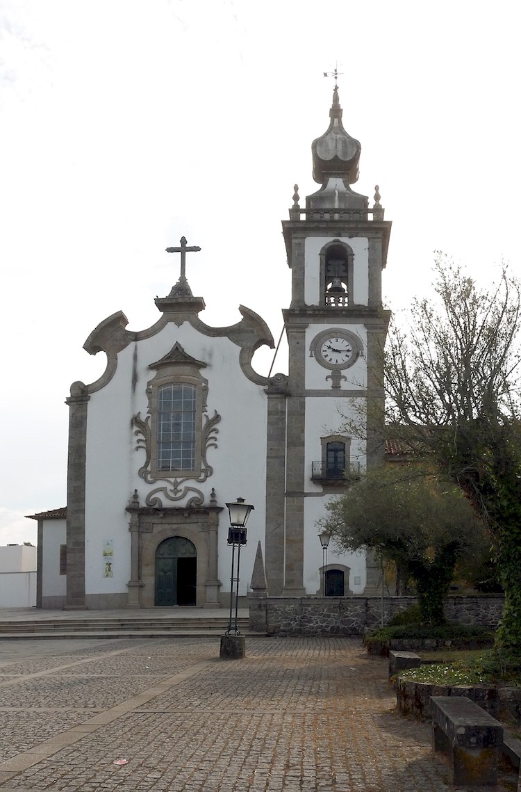 Cerca do Mosteiro de Refóios do Lima