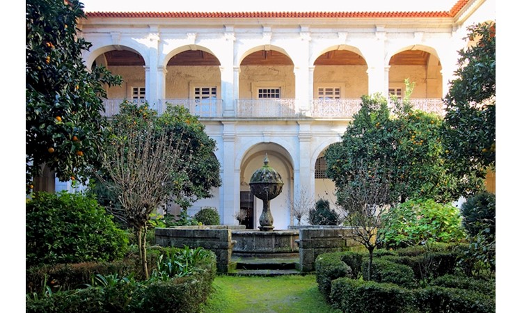 Cerca e Claustro do Mosteiro de Arouca