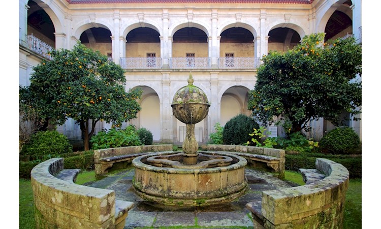 Cerca e Claustro do Mosteiro de Arouca