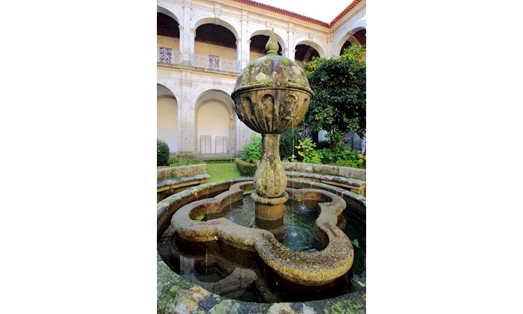 Cerca e Claustro do Mosteiro de Arouca