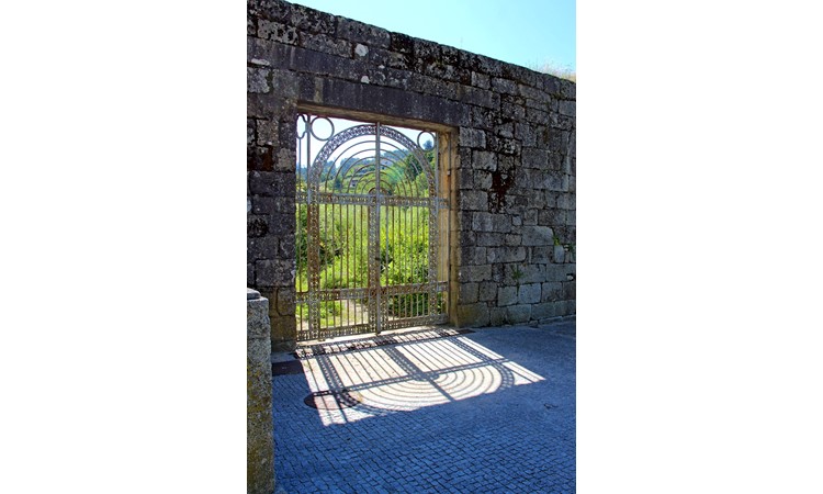 Cerca e Claustro do Mosteiro de Arouca